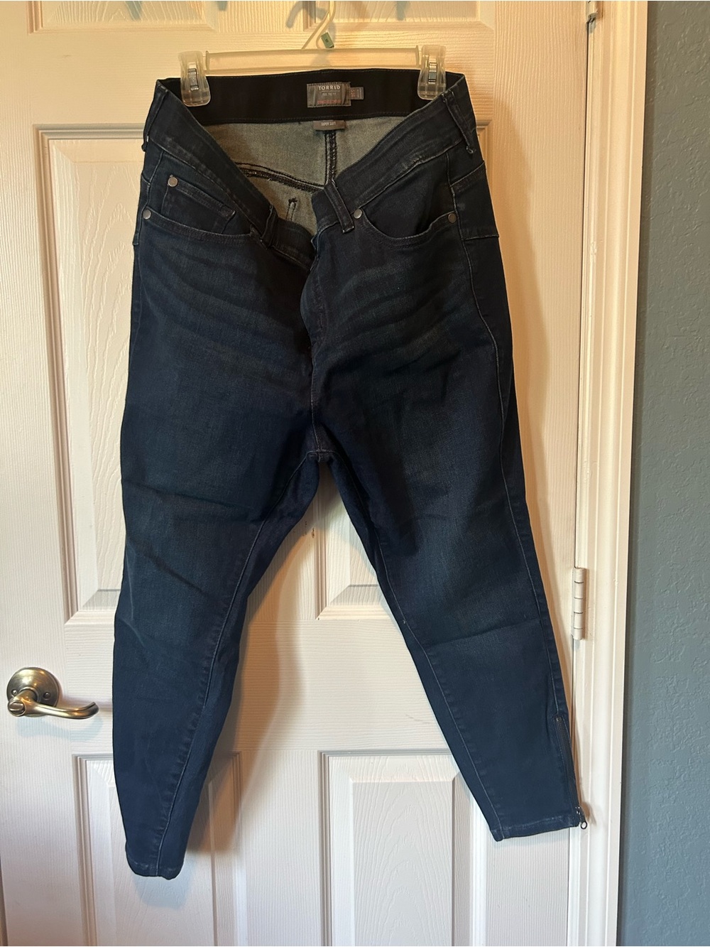 Torrid Light Blue Bombshell Skinny Jeans w/ Ankle Zipper
